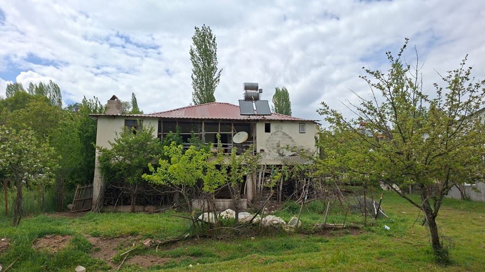 MUĞLA SEYDİKEMER KÖY İÇİNDE TAPULU 2 KATLI KARGİR EV VE GENİŞ TARLA(869M2)SATILIK KUPON ARSA 